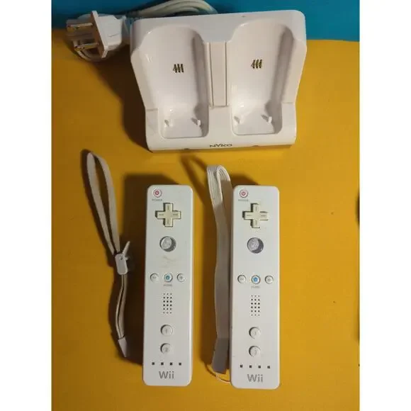 Nintendo Wii Bundle w/ Game, Motion Controllers, No GC Door - Picture 3 of 6